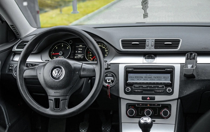 Volkswagen Passat cena 28900 przebieg: 225000, rok produkcji 2011 z Rzeszów małe 137